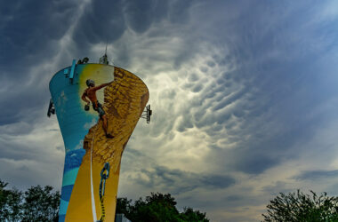 fresque murale sur château d'eau avec ciel ténébreux