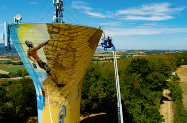 fresque murale sur château d'eau en cours de réalisation, vue drone