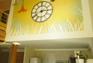fresque murale intérieure fleurs datura et papillon horloge