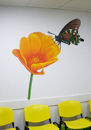 fresque réaliste fleur orange et papillon