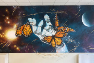 fresque chambre internat main robotique et papillons fond galaxie