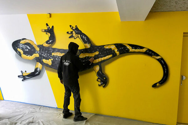 murale studio fresque parking représentant une salamndre jaune et noire