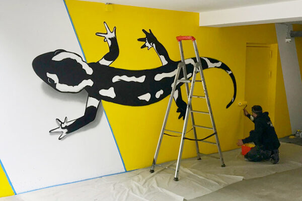 murale studio fresque parking représentant une salamndre jaune et noire