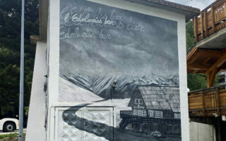 fresque historique sur transformateur Enedis Les deux alpes