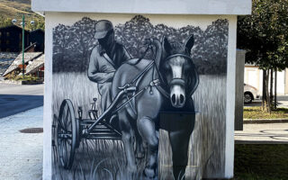 fresque historique sur transformateur Enedis Les deux alpes